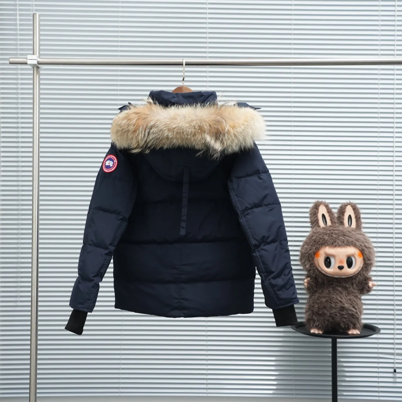 The P880 Wyndham Parker is available in 29 models for both men and women. Both the fur collar and the fur collar are detachable. My personal favorite is simple and elegant. It is clean and neat. It has been chosen by Arctic and Antarctic scientific expedition teams as winter wear. It is the Rolls-Royce of the world. ➖ Industry-leading anti-counterfeiting chip sensing. ➖ Imported Behringer embroidery machines and customized embroidery labels, the highest level and industry leading. ➖ Imported Korean 21-count polyester-cotton blended original fabric, TC85 waterproof coated fabric, water-repellent, windproof and wear-resistant. ➖ The new national standard 80 white duck down is filled with an average of 520 grams of down. The amount of down filled is industry-leading. ➖ 100% nylon lon lining with double double-layer sealing design to prevent velvet running, seamless thread design on cuffs! ➖ Western Canadian Green Wolf Collar. ➖ Yoshida YKK provides original factory-customized electroplated sliders. YKK two-way lockable zippers are tight and smooth and do not peel off paint. ➖ 3M composite Velcro is durable and the accessories and hardware are all custom-made. Note: Our copywriting is only simple and clear. Instead of bragging about the copywriting, it is better to compare and understand with samples. Only for the purest, most focused, most professional, highest quality, and highest sex! Color: off-white with red label. Size: Xs S M L XL XXL.